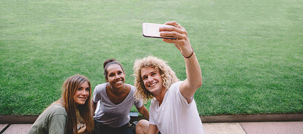 melhores amigos - aborigine australia women student imagens e fotografias de stock