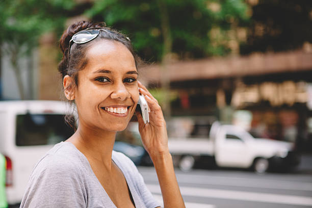 mulher no telefone celular australiano - aborigine australia women student imagens e fotografias de stock