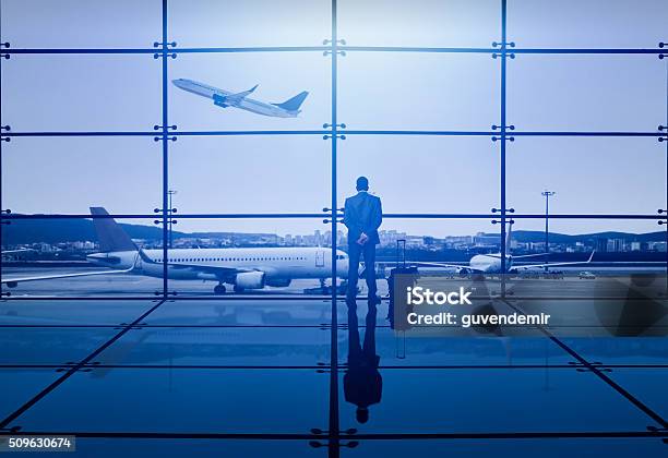 ビジネスマンウェイティングご出発 - 飛行機のストックフォトや画像を多数ご用意 - 飛行機, 空港, 青