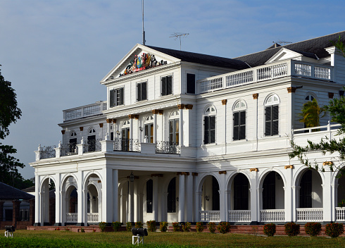 Suriname, Paramaribo: Presidential Palace on Independence Square / Onafhankelijkheidsplein - 18th century building, also housing the National Assembly of Suriname, the Congress building, the Court of Justice, and the Ministry of Finance - Gouvernementsgebouw - Dutch colonial architecture - UNESCO world Heritage site of the Paramaribo inner-city - photo by M.Torres