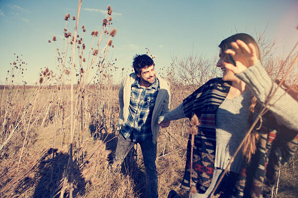 disfrutando de campo de fin de semana - couple old fashioned hipster holding hands fotografías e imágenes de stock