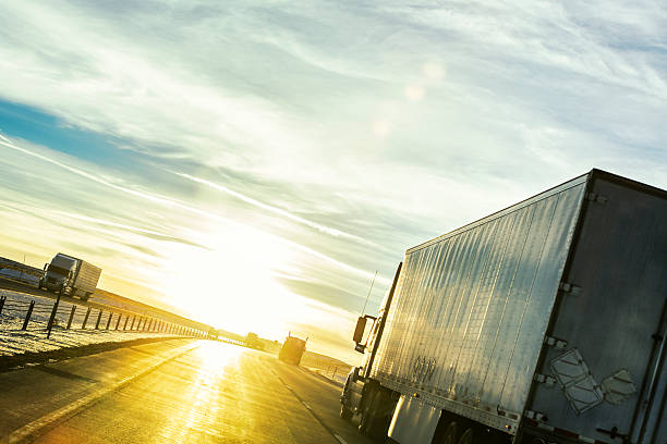 voie express semi-remorque de camion sur autoroute western coucher de soleil états-unis - vehicle trailer flash photos et images de collection