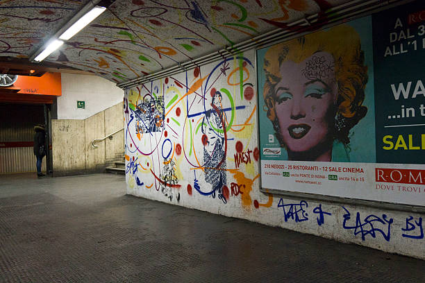 mural en el pasillo de la estación de metro de roma - marilyn monroe fotografías e imágenes de stock