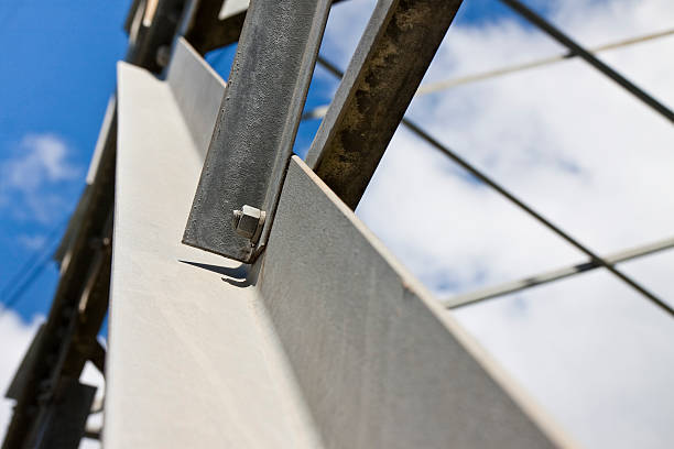 istock Detail of an iron reticular structure 509640047