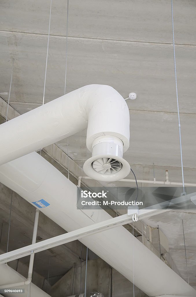 Industrial acero inoxidable, tubería de ventilación en el interior del edificio. - Foto de stock de Acero libre de derechos