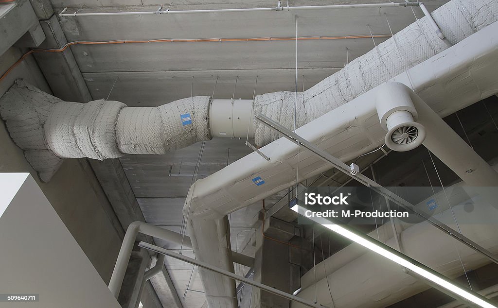 Industrial acero de tuberías de ventilación en el interior del edificio. - Foto de stock de Acero libre de derechos