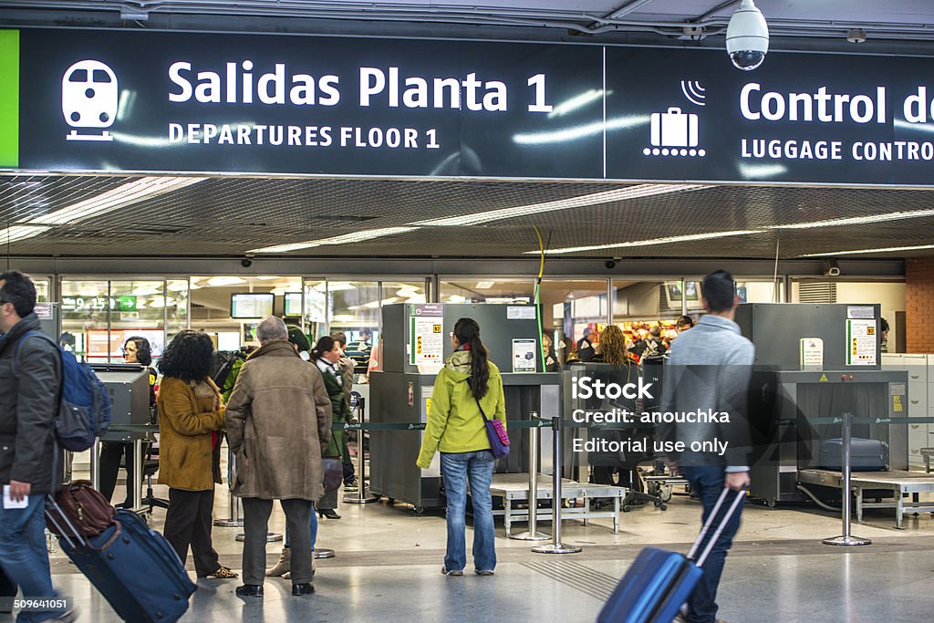 Manga Queja Colibrí Control De Equipaje En Madrid La Estación De Trenes Atocha Foto de stock y  más banco de imágenes de Atocha - iStock