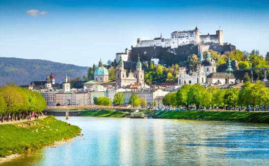 La histórica ciudad de Salzburgo con río Salzach en verano, Austria photo