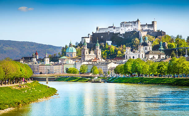 歴史ある街、ザルツブルクのザルツァハ川も夏、オーストリア - salzburg austria travel destinations famous place ストックフォトと画像