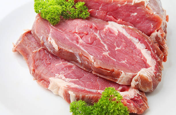 fatias de carne de vaca crus ou ribeye - scotch steak imagens e fotografias de stock