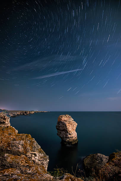 startrails sobre la costa del mar negro - star trail clear sky tranquil scene circle fotografías e imágenes de stock