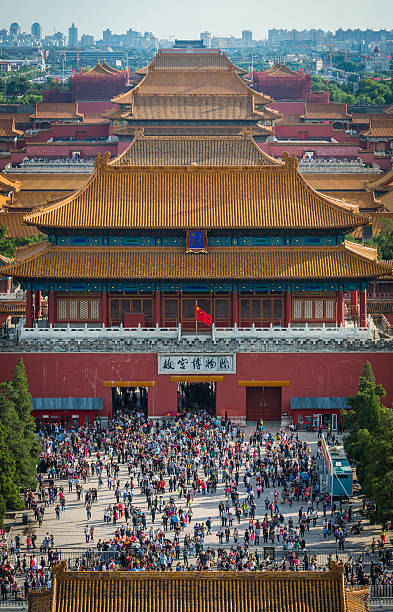 пекин вид с воздуха на переполненном вход в запретный город, китай - gate of divine military genius стоковые фото и изображения