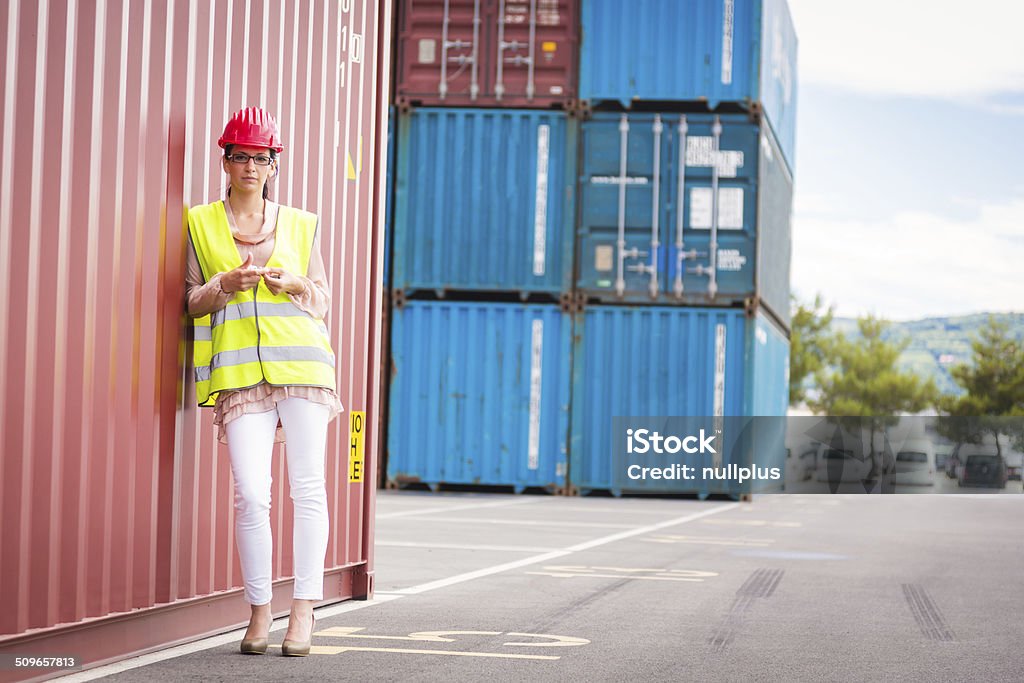 Weiblichen Arbeiter in großen Containerhafen - Lizenzfrei Anzug Stock-Foto