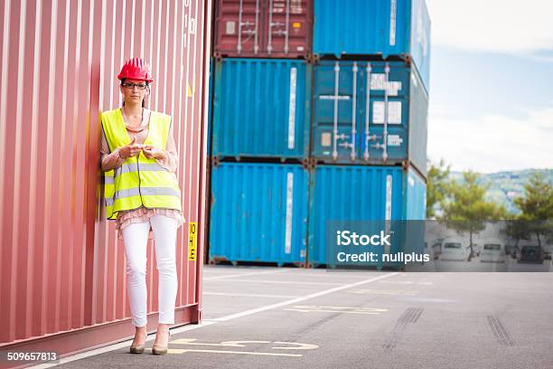 Weiblichen Arbeiter In Großen Containerhafen Stockfoto und mehr Bilder von Anzug - Anzug, Arbeiten, Arbeiter