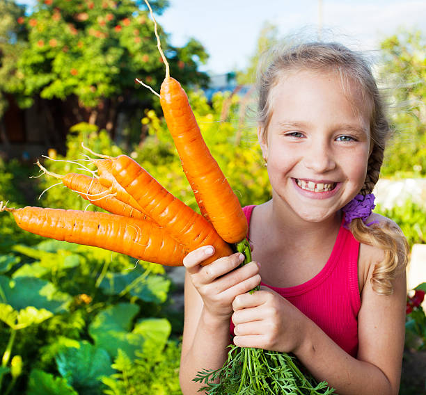 enfant avec carotte - baby carrot photos et images de collection