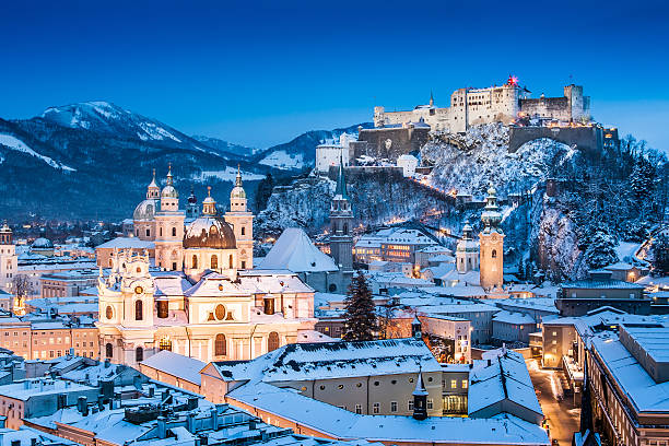 歴史あるザルツブルクの街で冬、ランド、オーストリアザルツブルク - snow mountain austria winter ストックフォトと画像