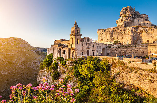 la antigua ciudad de matera en sunrise, basilicata, italia - matera fotografías e imágenes de stock