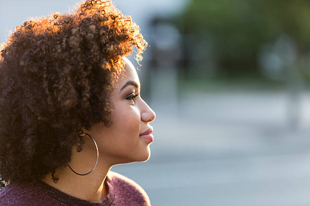 junge afroamerikanische frau - earring human face brown hair black hair stock-fotos und bilder