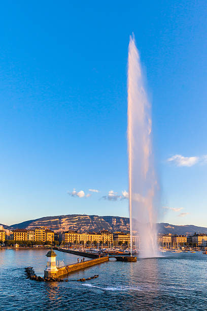 fonte de jatos de água, ao pôr do sol em genebra - travel vertical tourist switzerland - fotografias e filmes do acervo