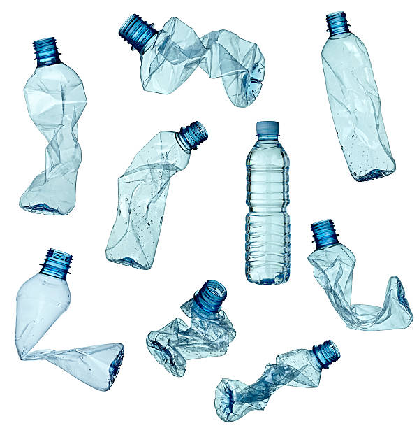 papierkorb leeren flasche ökologie umwelt verwendet - plastikmaterial stock-fotos und bilder
