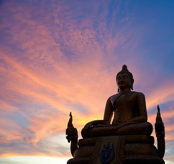 budha ein sonnenuntergang - thailand phuket province temple asia stock-fotos und bilder