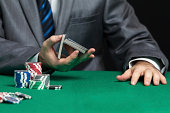 blackjack-im-casino-casino-worker-karten-mischen-karten.jpg?b=1&s=170x170&k=20&c=cbdlnP1qIOFLi14DGHDTDo9SLVJfke8DjF2osQDgD8g=