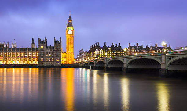 westminster in der dämmerung an einem wolkigen tag, london, gb - london england skyline big ben orange stock-fotos und bilder