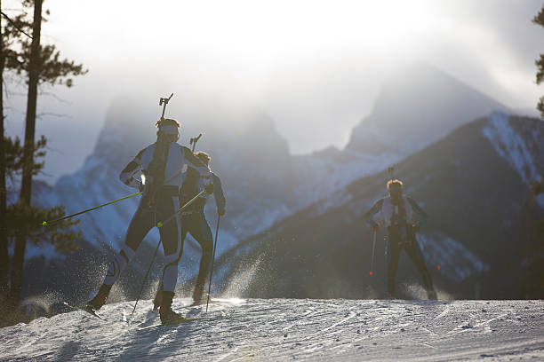 de esqui e biatlo racers - skiing sports race ski mountain range - fotografias e filmes do acervo