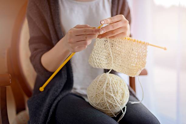 acercamiento a de la mujer manos de tejer - sewing close up pattern wool fotografías e imágenes de stock