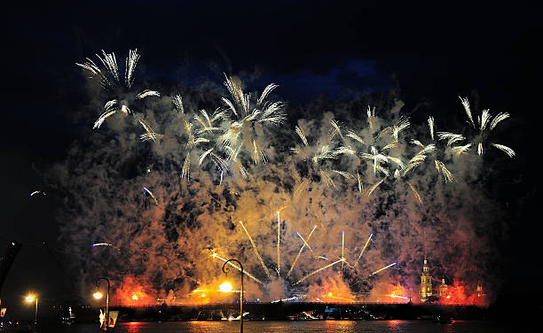 파이어워크 위의 도시 상트 페테르부르크 - laser firework display performance showing 뉴스 사진 이미지