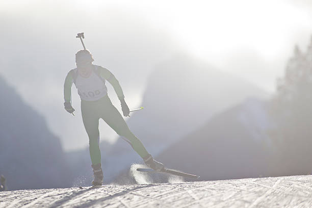 corredor de esqui e biatlo feminino - skiing sports race ski mountain range - fotografias e filmes do acervo