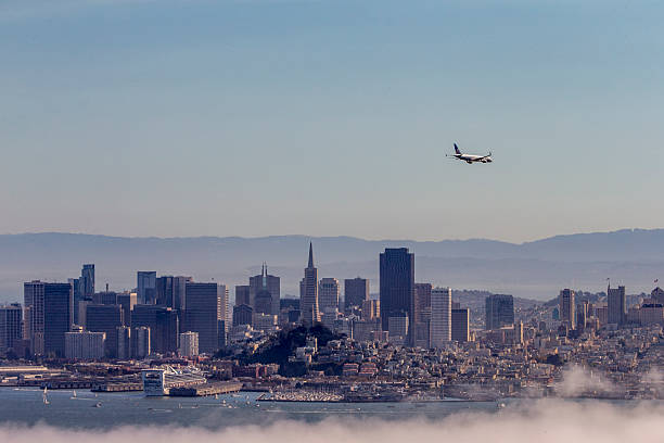 der innenstadt von san francisco mit geringer nebel, kalifornien - bay bridge san francisco county san francisco bay area landscaped stock-fotos und bilder