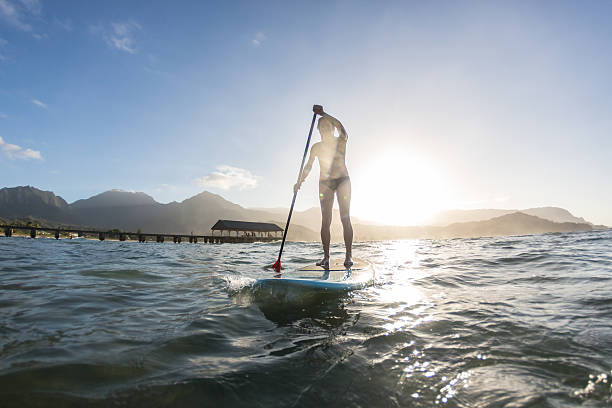 attraktive hawaiian weibliche surfer am strand - hanalei stock-fotos und bilder