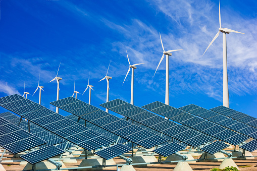 Turbinas viento y paneles solares de la energía verde photo
