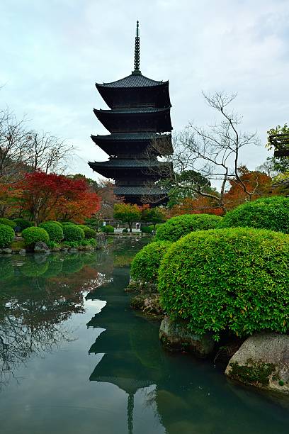 temple de toji en automne, kyoto - japanese maple leaf water japan photos et images de collection