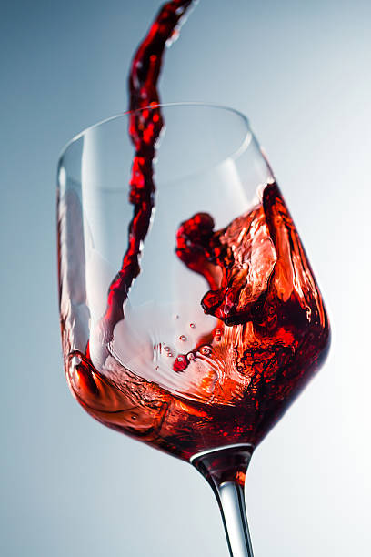 vino rosso versare nel bicchiere - isolated isolated on white studio shot food foto e immagini stock