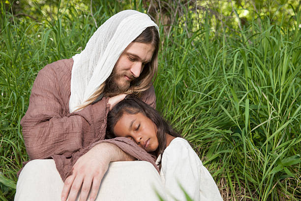 chica joven en el " sleep mode"  a jesús de entrenamiento - christ child fotografías e imágenes de stock