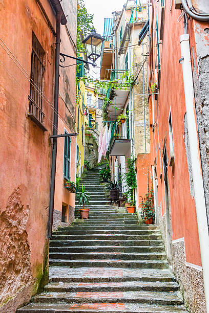 escaleras y calle de monterosso, cinco tierras, italia - narrow alley fotografías e imágenes de stock