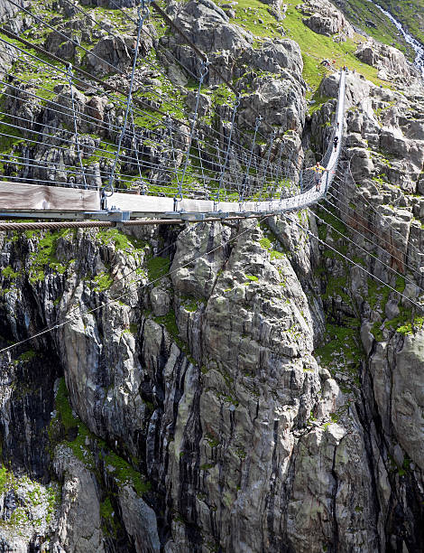 trift мост, пешеходный только подвесной мост в альпах. svitzerland - berne canton фотографии стоковые фото и изображения