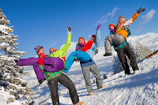 tres pareja joven feliz en la nieve de - clear sky diagonal snow winter fotografías e imágenes de stock