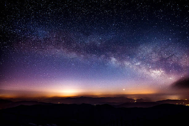 milchstraße galaxy über die berge bei nacht, deogyusan berg. - tranquil scene sky road street stock-fotos und bilder