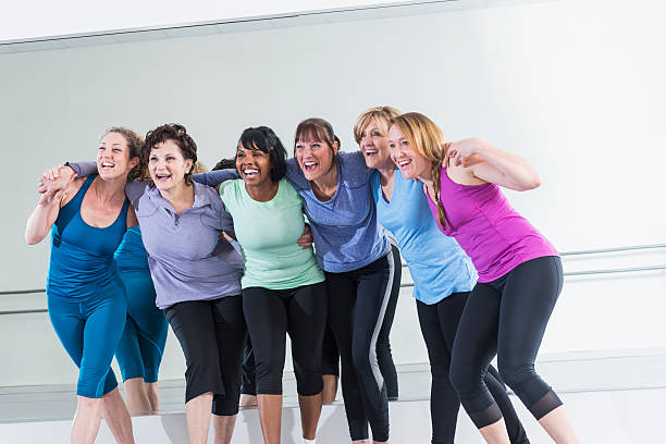 aula de exercício físico - fun senior adult aerobics exercise class imagens e fotografias de stock