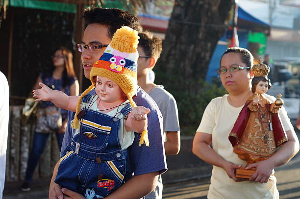 personnes à la défilé de la rue pour célébrer sinulog festival - glorification photos et images de collection