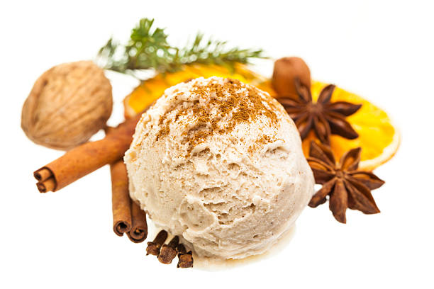 canela de navidad con cuchara de helado con especias vista superior - christmas anise star anise clove fotografías e imágenes de stock