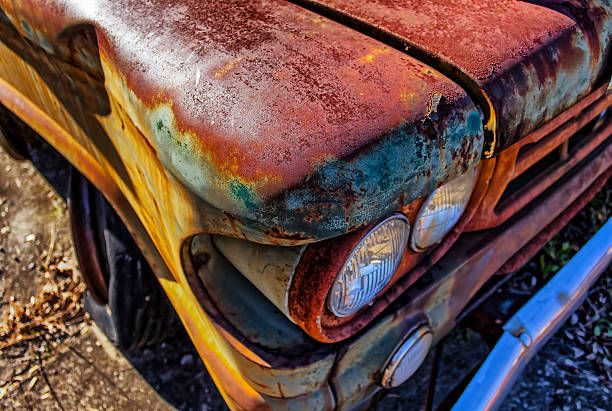 ラスティ、古い、junked 車の森 - car old rusty scrap metal ストックフォトと画像