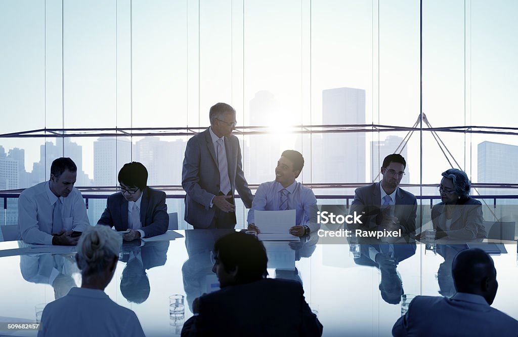 Geschäftsleute in einem Meeting und arbeiten zusammen - Lizenzfrei Konferenztisch Stock-Foto