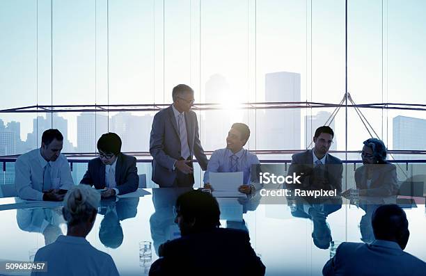 Gente De Negocios En Una Reunión Y Trabajar Conjuntamente Foto de stock y más banco de imágenes de Mesa negociadora