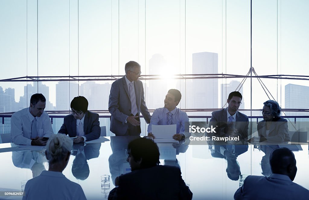 Uomini d'affari in una riunione e collaborazione - Foto stock royalty-free di Tavolo da conferenza