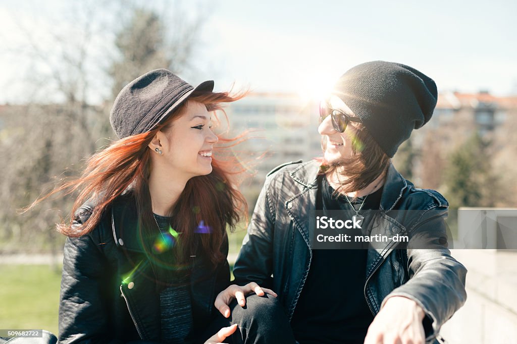 Joven pareja coqueteando fuera - Foto de stock de Adolescencia libre de derechos