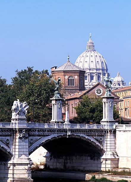 riber pont et st peters basilique, rome. - st peters basilica photos et images de collection